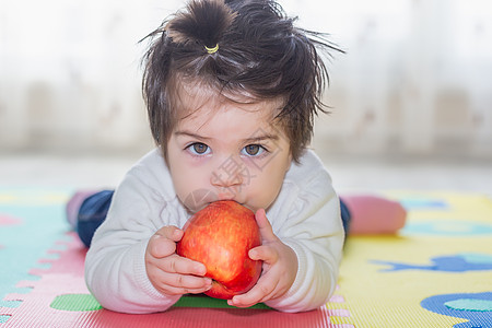 可爱可爱可爱小女婴的肖像水果小吃孩子儿童女孩红色女性婴儿营养食物图片