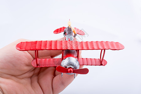 儿童手中的小小金属模拟飞机航班白色空气玩具翅膀航空螺旋桨红色运输旅行图片