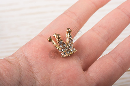 小模范王冠被握在手上领导者王国人士皇帝商务君主国王职业贵族漏洞图片