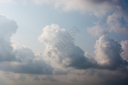 在天空中发现黑暗和灰暗的乌云天气灰色飓风云景气象场景环境多云雷雨风景图片