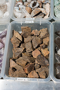 Bronzite 宝石作为天然矿物岩石玉髓晶洞珠宝烟晶石头青铜宝石学棕色标本矿石背景图片