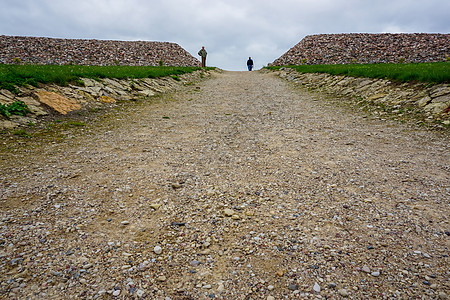 Koknese的石头 在拉脱维亚圣人公园花园里公园蓝色纪念碑农村历史旅行天空城市场景建筑学图片