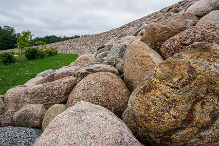 Koknese的石头 在拉脱维亚圣人公园花园里旅游树木场景草地季节城市纪念碑木头历史公园图片