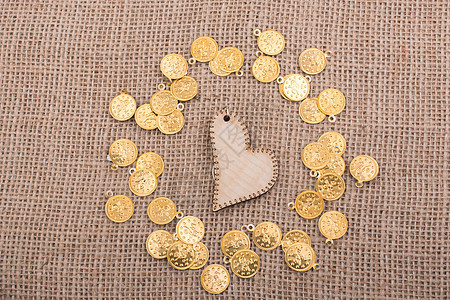 纸心 上面有假硬币概念经济礼物情感热情金子金融宝藏粉色金币图片