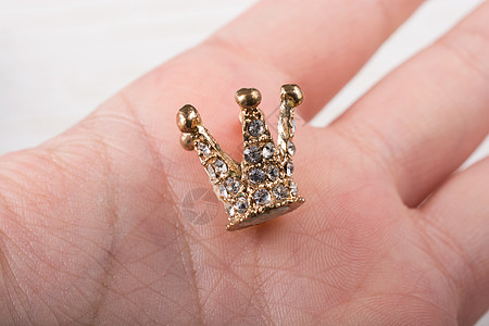 小模范王冠被握在手上老板领导生长运气职业皇帝国王漏洞商业人士图片