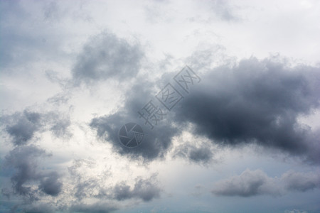 在天空中发现黑暗和灰暗的乌云场景季节雷雨气氛危险气象多云灰色风暴飓风图片