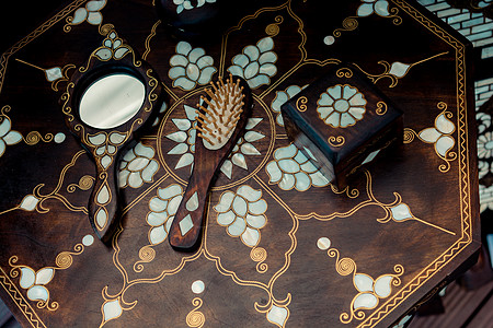 梳子和镜子上的珍珠之母的内饰实例工匠艺术数字风格火鸡装饰手工雕刻母亲工作图片
