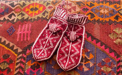 土族风格的编织袜袜子手工鞋类配饰脚凳编织织物针织纺织品针线活羊毛图片
