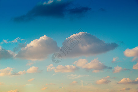 在天空中发现黑暗和灰暗的乌云天气风暴蓝色阳光雷雨气候飓风环境晴天危险图片