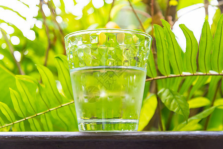 杯水飞溅流动生态茶点柠檬生活液体气泡口渴玻璃图片