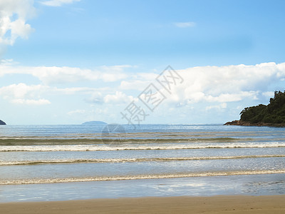 以海浪和岛屿为背景的海滩景象图片