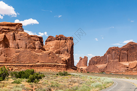犹他州Arches国家公园入口处的砂岩层土地国家巨石旅行风化景点砂岩拱门环境公园图片