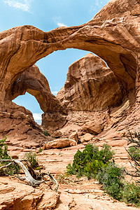 从犹他州Arches国家公园的双拱道看到双弓沙漠公园双胞胎地标拱门环境景点侵蚀雕塑旅行图片