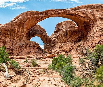 从犹他州Arches国家公园的双拱道看到双弓旅行双胞胎侵蚀土地环境沙漠国家雕塑地标拱门图片