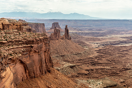 从犹他州Canyonland国家公园Mesa Arch查看景点远景地标轮缘旅行岩石环境土地侵蚀沙漠图片