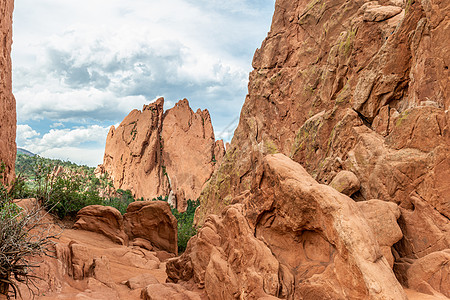 科罗拉多神园中央花园轨迹沿线的沙石岩层侵蚀环境土地众神地标公共公园访问旅行踪迹岩石图片