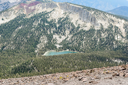俯视着加利福尼亚州曼默斯山顶的山谷 与次阿尔卑山峰麦立德湖图片