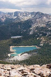 俯视着加利福尼亚州曼默斯山顶的 马修湖和乔治湖 在山谷下仰望着峡谷图片