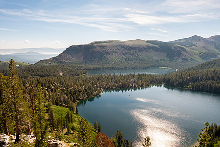 俯视加州Mammoth湖的Laky Mary和George湖风景长毛森林绿色山脉盆地远足蓝色旅行图片