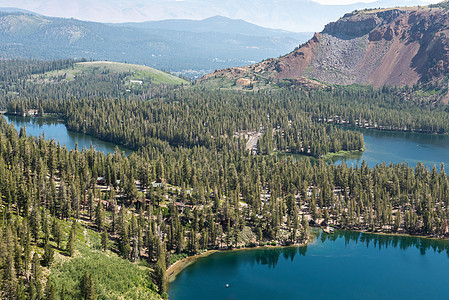 俯视Mamie湖 Mary湖和George湖及远处双湖泊 加利福尼亚州Mammoth湖妈妈风景山脉盆地旅行森林绿色长毛远足蓝色图片