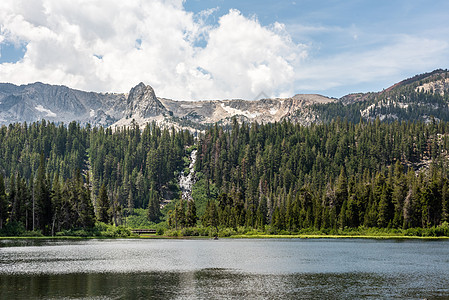 加利福尼亚州Mammoth湖双湖泊的双瀑布和之景图片