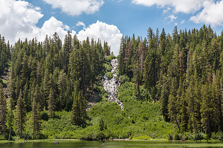 加利福尼亚州Mammoth湖的双湖泊双瀑布之景森林冒险双胞胎风景假期树木瀑布长毛远足松树图片