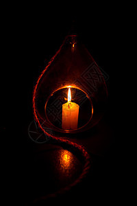 黑暗中明亮的蜡烛灯光火灾热量影棚温度对象静物庆典摄影黑色图片