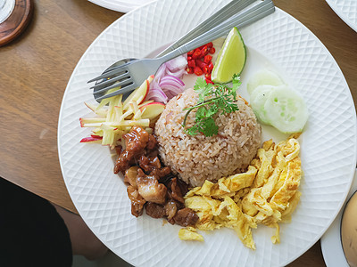 用猪肉和烧鸡蛋在木桌上点燃大米食物午餐烹饪文化餐厅牛肉炙烤小吃蔬菜油炸图片