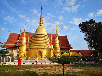 清莱泰国的庙宇和蓝天宗教佛教徒旅游建筑天空寺庙文化艺术金子蓝色图片