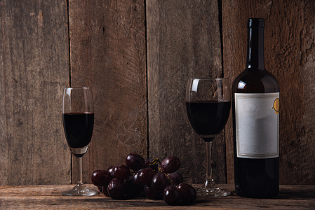 木桌上的葡萄和葡萄 原木的本底;图片