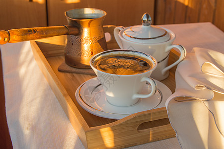 美味的经典早餐 以木质托盘金铜塞斯夫 一杯咖啡黎明背景面包桌子阳光拿铁玻璃阳台甜点食物酒店杯子图片