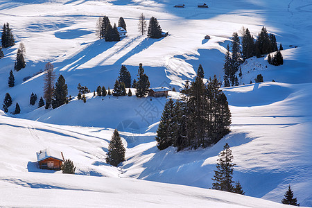 意大利上空的冬季日出旅行占领者修思旅游森林顶峰阴影高山太阳日落图片