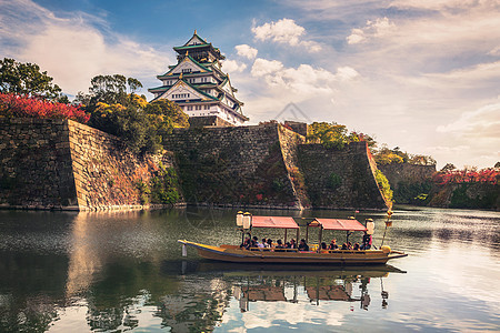 日本大阪大阪城堡护航道沿线的旅游船和游客图片