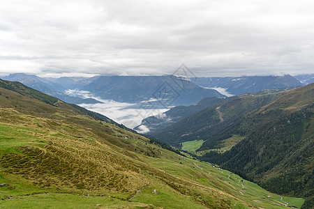 美丽的山地风景景观假期远足下雨山脉图片