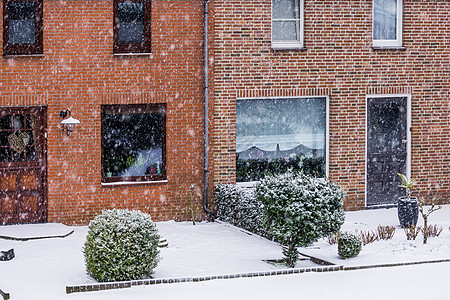 荷兰一个小村庄的雪天 寒冬寒冷 寒冬日有花园的现代dutch梯田式房屋图片