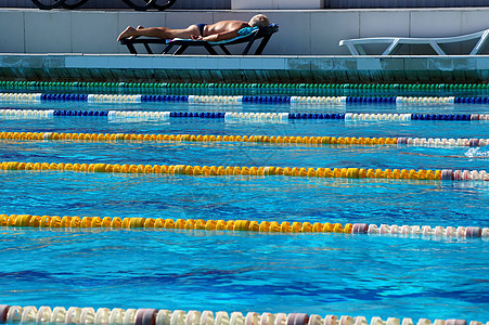 大游泳池中路条的分水岭光泽度优势分频器锦标赛空气竞赛浴缸指标漂浮蛙泳图片