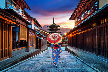在日本京都的和Sannen Zaka街 亚洲妇女穿着日本传统和服地区天空文化建筑学地标神道建筑旅游寺庙城市图片