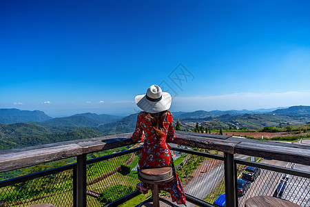 坐在甲板上寻找自然景观的年轻女性 泰国 (泰国)图片