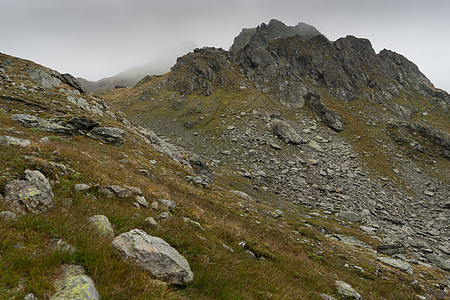 美丽的山地风景景观假期山脉下雨远足图片