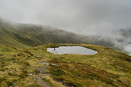 美丽的山地风景景观下雨山脉远足假期图片