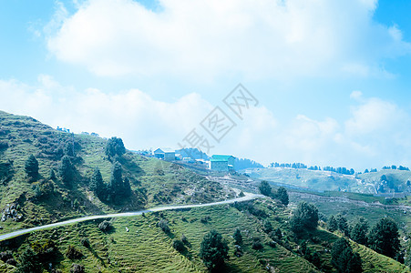 喜马拉雅山区开阔乡村的绿色梯田和美丽的黄色草地景观全景环境庄稼种植园摄影天空环境保护地标收获文化裤子图片