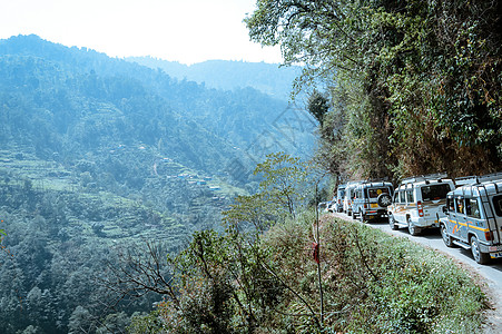 2018年5月16日 印度锡金佩林 旅游车辆排成一列 准备在Hemalayan山谷的梯坡地区攀登方式晴天森林多功能旅行摄影停车场图片