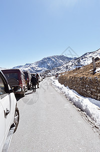 由于Tsomgo湖下雪 交通堵塞和公路堵塞 旅游车辆排成一列 爬上Hemalayan山谷的丘陵地区天空旅行日光山脉道路游客驾驶地图片