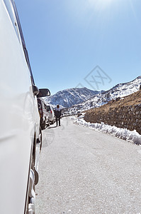 由于Tsomgo湖下雪 交通堵塞和公路堵塞 旅游车辆排成一列 爬上Hemalayan山谷的丘陵地区农村天空旅行汽车陆地运动方式目图片