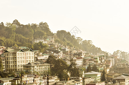 位于印度北部喜马拉雅东部山脉的印度锡基姆邦最大的城镇Gangtok市景色很美 其全景图景也非常美丽暮光开发日落地标天际地方旅游背图片