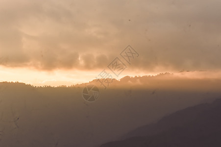 在山脉天空背景的暴风云特写镜头 全景生动的天空 黄昏日落和彩云的全景 阳光透过戏剧性的云反射 喜马拉雅地区城市天空图片