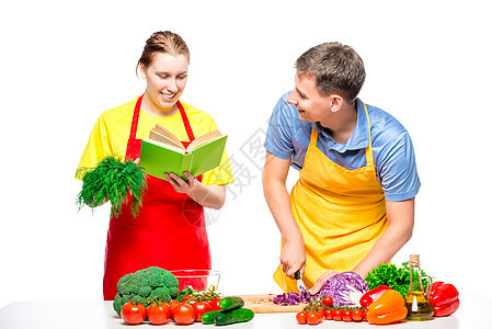 女人用食谱 男人切菜一起煮的蔬菜乐趣女士微笑房子家庭妻子男性女性饮食丈夫图片