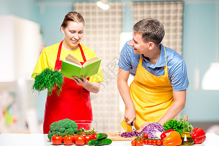 女人用食谱 男人切菜一起煮的蔬菜妻子食物家庭乐趣微笑夫妻厨房烹饪女士丈夫图片