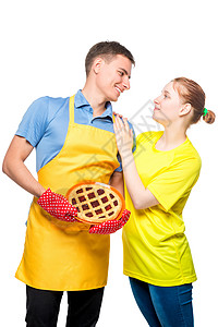 一个穿着围裙的男人的肖像 与一个馅饼和她深爱的妻子图片
