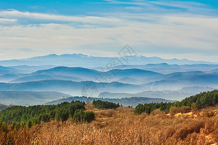 雾中的山地山脉场景旅行阴霾风景地平线森林高地山脊地形全景图片